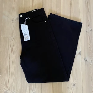 Vida jeans - Nya Idun wide jeans från Gina Tricot, prislapp kvar. •Storlek 38 •Frakt tillkommer •Nypris 500kr  • Har du några frågor är det bara att skicka ett meddelande, så svarar jag så fort jag kan.☺️ Ha en fin dag!💕♻️