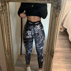 Stronger tights storlek S - Super stretchinga stronger tights som endast har använts 2 gånger. Ingen see through. Super kvalité och väldigt fina på!  Såklart kommer varan ren och tvättad.  DM av intresse!☺️ (mer om produkt i DM) ord pris: 599kr säljer för 300kr