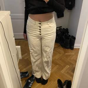 Supersnygga vita jeans från zara!  Storlek 36