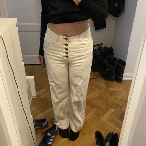 Zara jeans - Supersnygga vita jeans från zara!  Storlek 36