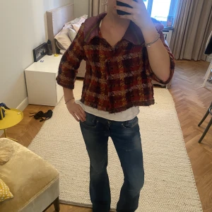 Kortarmad jacka - Skit cool unik jacka, står ingen storlek men skulle uppskatta 36-38, motsvarar storlek m