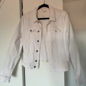 Vit jeansjacka - Vit vårig jeansjacka 🐚🤍