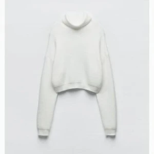 vit stickad zara tröja - Mjukaste materialet och sjukt fin croppad stickad tröja med lite krage. Perfekt för en sommarkväll! Köptes för ca 359kr! LAPPEN KVAR💞