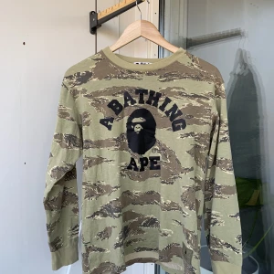 Bape Camo long sleeve - Fet bape tröja najs t sommaren o grejer 🕺🏻🕺🏻🕺🏻🥳