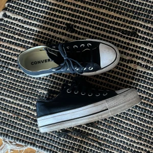 Platform låga Converse  - Svarta converse, Storlek 38, använda sparsamt 💕