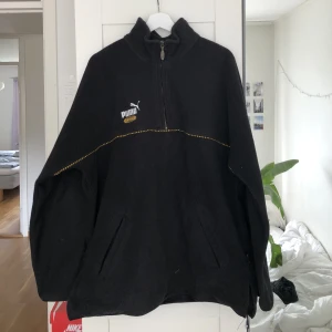 Svart fleece tröja  - Svart fleecetröja från puma, köpt secondhand tröjan är i väldigt bra skick (bar storleks lappen som är sönder) skulle säga att den är i storlek XXL  Köpt för 400kr Säljer för 200kr
