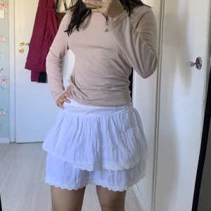 Vit kjol - En söt vit kjol med volang. Står ingen storlek inuti, men tajt på höfterna på mig, så skulle säga xxs. 💓