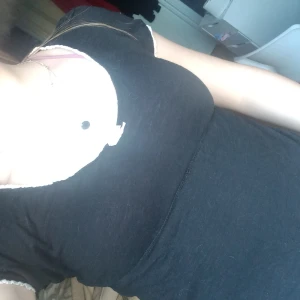 UR SNYGG topp som passar med nästan allt!!❤️ - Säljer denhär ur snygga sommar toppen som bara helt enkelt inte har kommit till användning så mycket. Jätte bra skick och passar mig som är en M eller S. Vi står för frakten❤️ pris kan diskuteras. Skriv till mig om du vill köpa🫶🏻