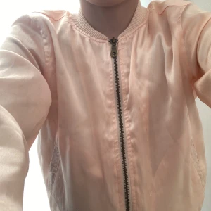 Fin vår jacka - Jag säljer en vår jacka i storlek 130. Jag säljer den för den är för liten på mig, jag tycker den är bra att ha nu till våren för den är tunn och fin.