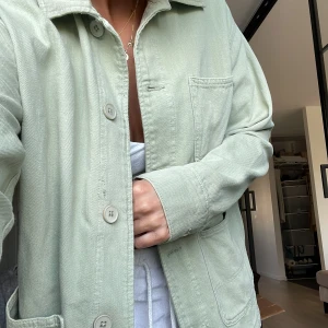 Grön jacka - Lite oversized  Knappt använd  Passar XS-M
