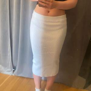Supersnygg medlellång kjol från zara. Bra skick, endast använd ett fåtal gånger. Jättesnygg att ha både lågmidjat och högmidjat.