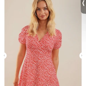 Sommarklänning - Säljer en jättefin sommarklänning men som tyvärr inte kommer till användning längre. Passformen är lite kortare men annars sitter den jättebra. Endast andvänd en gång och är därför i väldigt gott skick. Vid intresse av fler bilder skriv privat.🩷