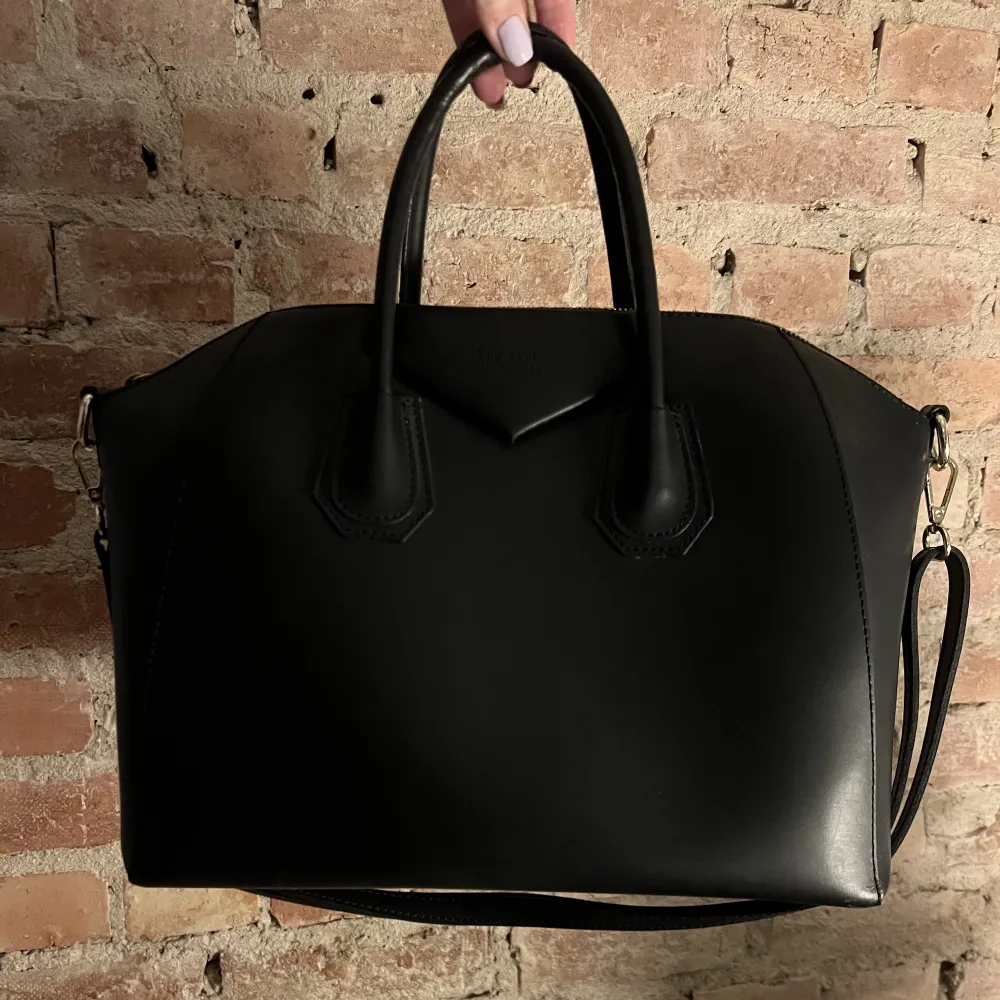 Säljer luxury leather bag i färgen svart från chiquell i fint skick. Är i den större modellen. Köpt för 14999. Väskor.
