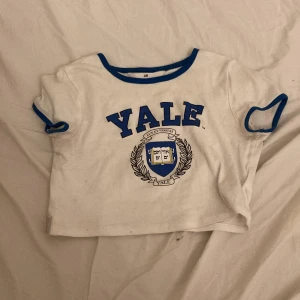 Magtröja - Magtröja, 2 år gammal, från H&M och är fortfarande i bra skick! 