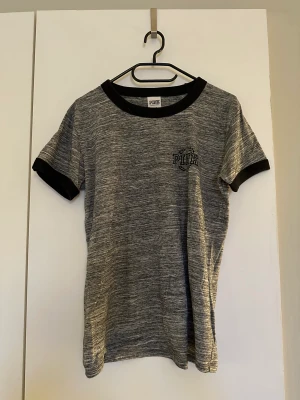 Pink t-shirt - T-shirt från Pink i storlek s. I använt skick, men fräsch. Köparen betalar för frakten.