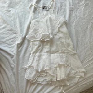 Klänning - Asymmetrisk klänning ifrån acne i strl 36. Skulle dock säga att den är ganska kort och liten, passar nog en 34/xs bättre!