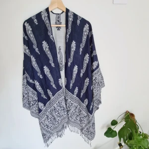 Poncho - Mysig poncho/cape som går att ha på två sätt, i två färger. Perfekt till sommaren!