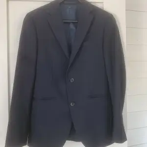 Mörkblå kostym från brothers använd en gång ny pris 1799.  Kavaj strlk 44 byxor strlk 48