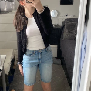 shorts - lite längre jeansshorts, knappt använda 🩵skulle säga att dom passar någon från storlek s - m. 170kr + frakt, pris kan diskuteras 🩵🪩