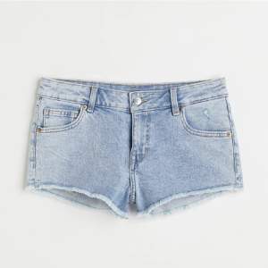 skit snygga jeans shorts från hm. använda ca 2 gånger men är som nya. storlek 34 alltså xs/s