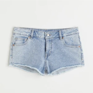 jeansshorts  - skit snygga jeans shorts från hm. använda ca 2 gånger men är som nya. storlek 34 alltså xs/s