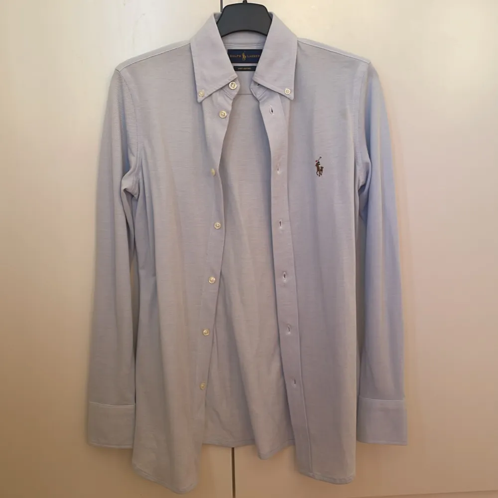 Helt oanvänd ljusblå Ralph Lauren skjorta i storlek XS. Modellen heter Knit Oxford så det är inte standard skjortmaterial utan ett mer bekvämare finstickat material.✨. Skjortor.