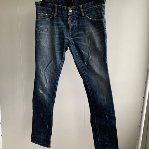 Dsquared2 - Jeans från Dsquared2. Slitna i grenen. Storlek 46, passar W29 och W30. Made in Italy. Djur & Rökfritt hem. Nypris: 5 699 kr.