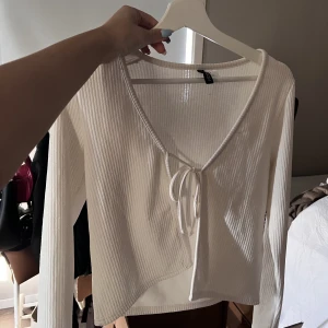 Cardigan  - tröja från hm, knyt framtill, säljs för den inte används. Köparen står för frakt 