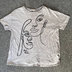 Tröja - En fin tröja som går att använda i skolan men samt på träningar! Den är bekväm och i nyskick. Den är overaized och kostade 199kr i nypris.