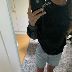 Svart glittertröja - Svart glittertröja  Zalando  Strl. 158/164, passar mig som har Xs men något kort i ärmarna  120kr 