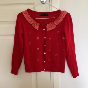 Kofta - Söt kofta med detaljer. Liknar passformen som på sista bilden. 