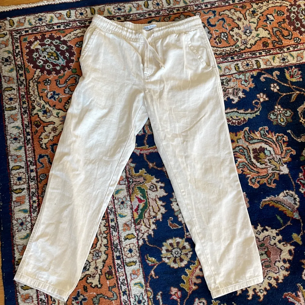 Linnebyxor från Zara Storlek L 175-180. Jeans & Byxor.