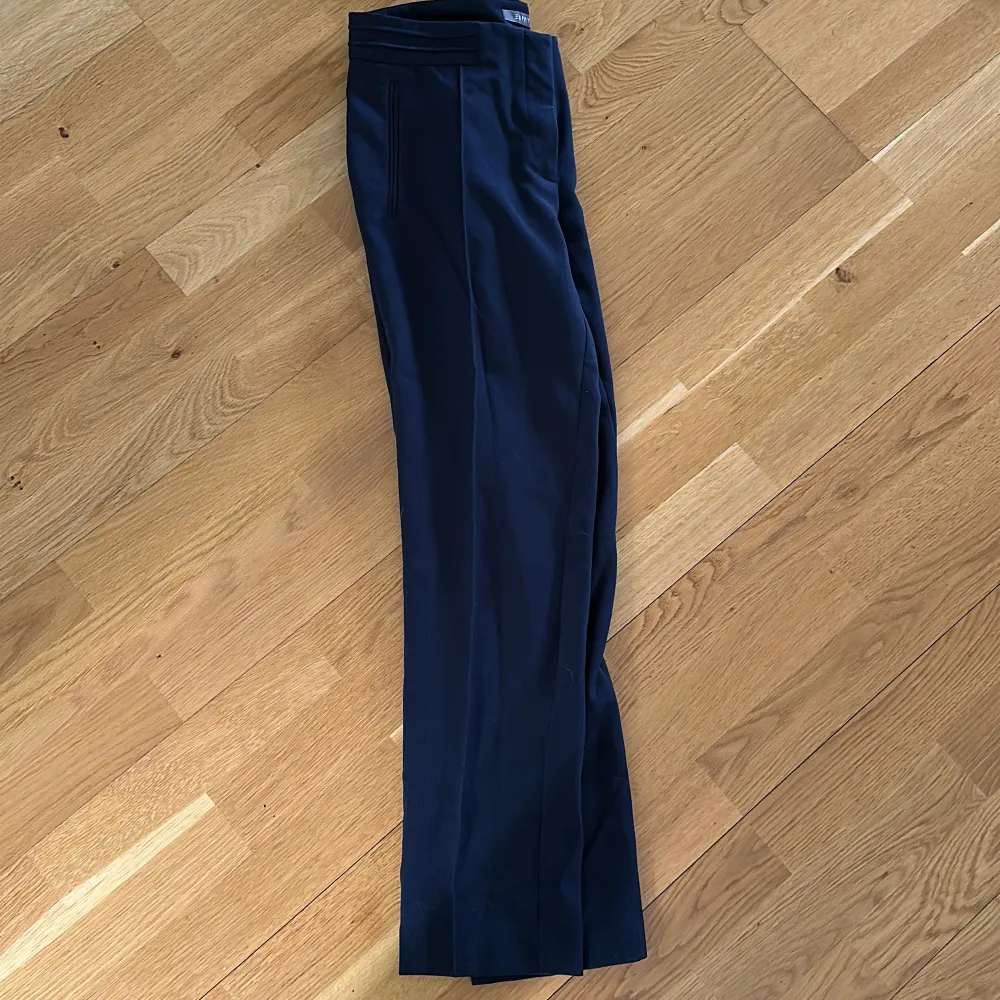 Msrinblåa oanvända kostymbyxor från Esprit! Storlek storlek 38. Jeans & Byxor.