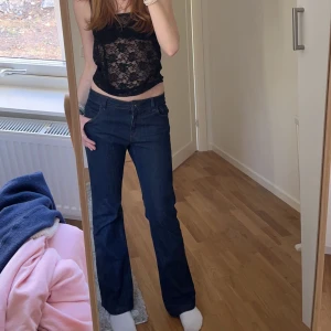 LÅGMIDJADE JEANS BOOTCUT - Jättesnygga märkblå lågmidjade jeans! Säljs då jag har redan ett par.