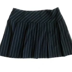 lågmidjad svart och vit kjol - svart och vit randig kjol från h&m. aldrig använd och lappen är kvar. 