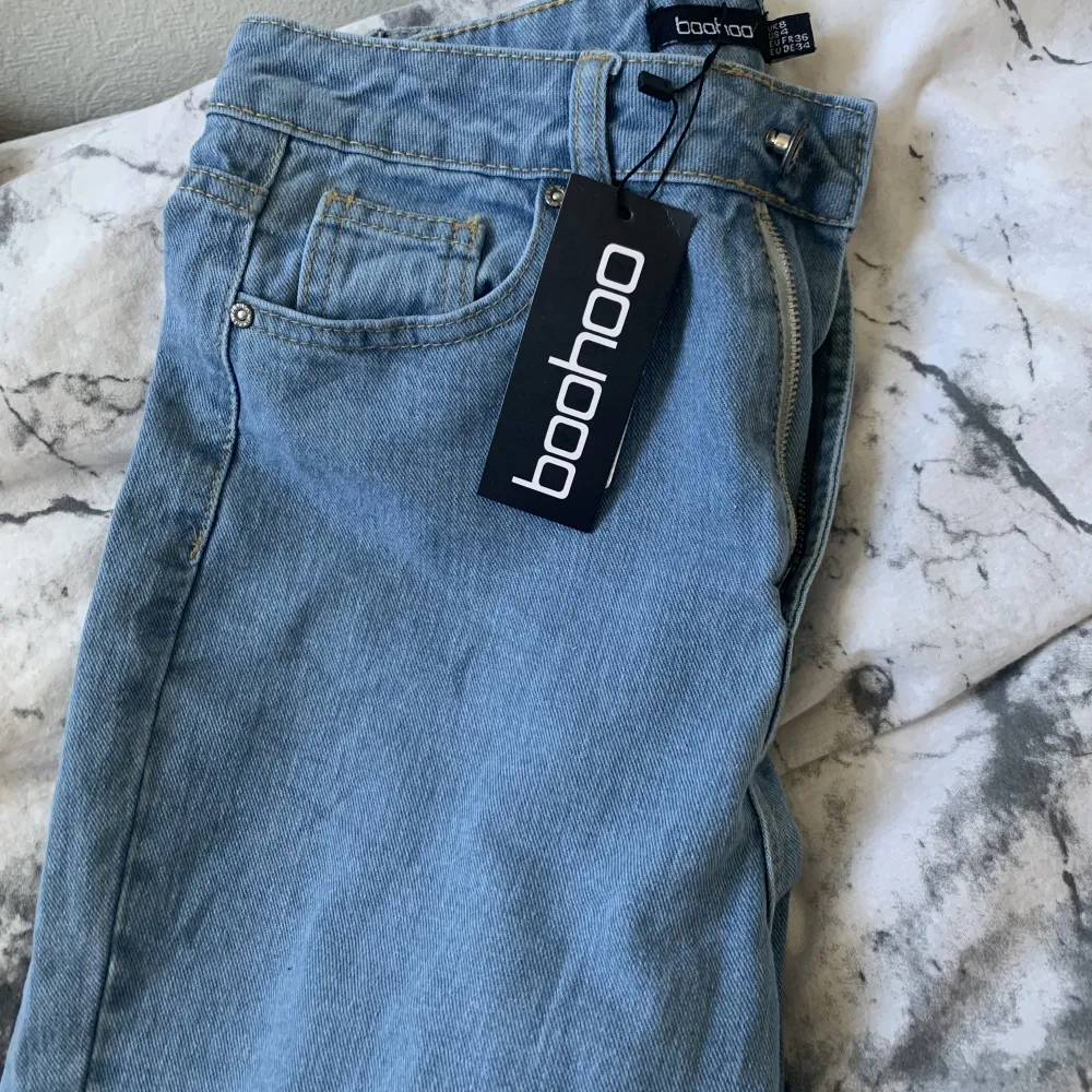 Ett par helt nya snygga jeans från Boohoo som köptes för cirka två månader sen, men dom var lite för små för mig. Lappen sitter fortfarande på, då jag bara ha testat den på en gång! Ordpris: 252kr . Jeans & Byxor.