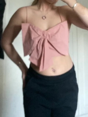 Topp med stor rosett  - Den är töjbar där bak och har en tunn tråd, andvänd 1 gång 