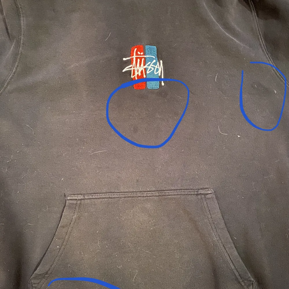 En mycket fin Stussy vintage hoodie. I ok skick då den har några märken/fläckar och en hel som jag sytt. Skick 6/10. Meddela mig om priset vid intresse 😃. Hoodies.