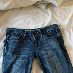 Lowrise jeans - Lågmidjade g-star jeans i storlek s, långa i benen med slits å SKITSNYGGA fickor på rumpan! 