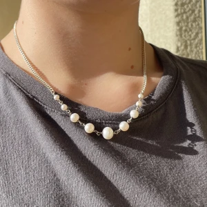 Dawn Necklace Maria Nilsdotter - Silverhalsband från Maria Nilsdotter med 9 stycken sötvattenpärlor. Kedjan är 45cm lång