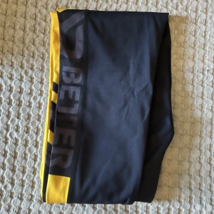 Better bodies träningstights - Svart/gula träningstights från Better Bodies.  Jättefina och har endast används 3 gånger!  Storlek S  Finns i Vallentuna  Köpare står för frakt!