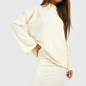 Kjol & tröja  - Säljer detta fina sett från boohoo pågrund av fel storlek. Oanvänt (bara testat) super fint och skönt material. Köpare står för frakten 