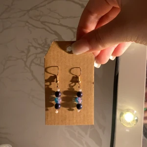 Jätte fina egengjorda örhängen  - Fina egengjorda örhängen (gjorts med handskar och rent material)