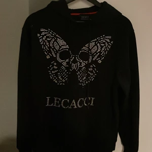 Lecacci hoodie - Rhinestone hoodie från lecacci, storlek L. Köpt för 800, använd fåtal gånger!