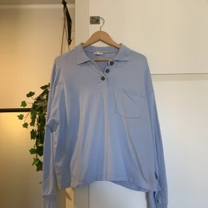 Ljusblå tröja  - Monki - strl L. Måttligt använd