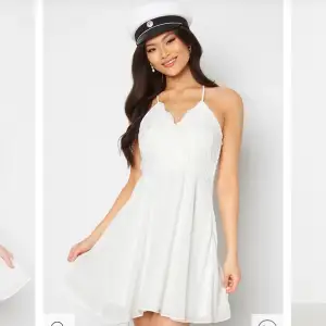 Säljer min SUPER fina vita klänning ifrån bubbelroom. Tyvärr passar den ej längre och därlfr jag säljer, har endast använt när jah gick ur 9an 🥰 köptes för 600