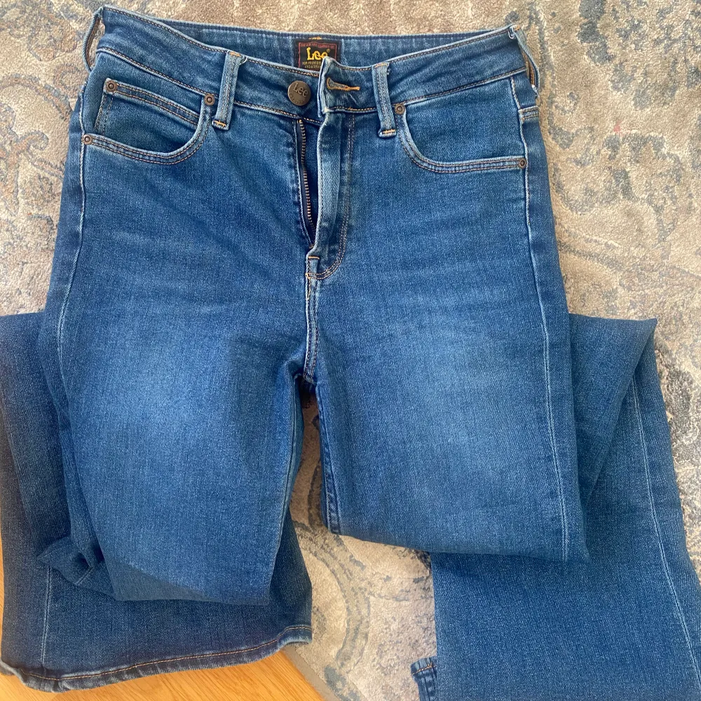 Flared jeans från lee, (snyggaste modellen någonsin) men passar mig tyvärr inte längre då jag gått upp i vikt,  super skick! Köpte förra sommaren. Jeans & Byxor.