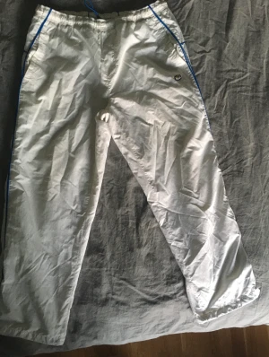 Nike air tn retro joggers - Vita Nike joggers farsans gamla, använt 2 gånger typ, 8/10 i skick märks att dem är äldre.