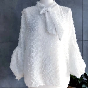 Blus/ - En snygg vit blus. 