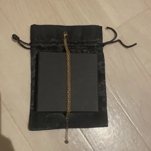 Mockberg armband  - Helt ny mockberg armband i guld. Aldrig använd. Orginalpris: 599kr.